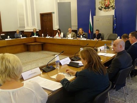 Вицепремиерът Марияна Николова инициира работна среща за увеличаване на наказанията за компютърни престъпления