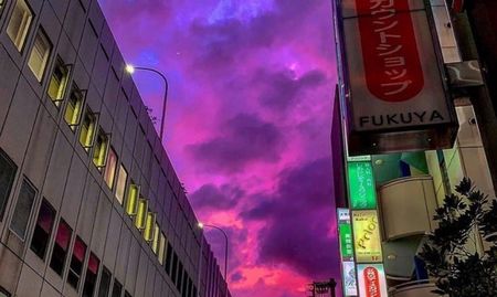 Необичайна гледка в Япония, небето стана наситено лилаво