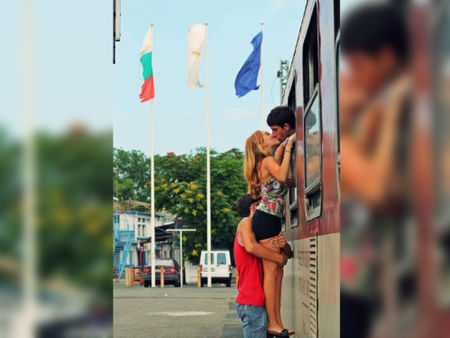 Целувка за сбогом на бургаската гара стана най-романтичната снимка в Европа