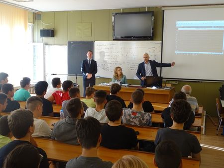 Вицепремиерът Марияна Николова посети гимназията по компютърни технологии и системи в Правец