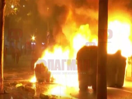 Десетки запалени автомобили в Барселона, протестите ескалират