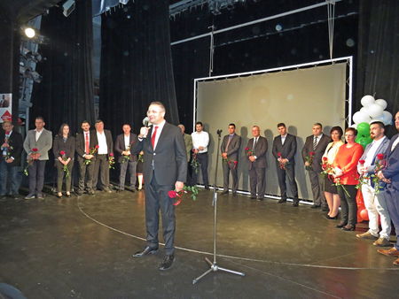 Карнобат бурно аплодира кандидата за кмет Тодор Байчев: Искаме градът ни да има европейски вид, победата идва с номер 56!