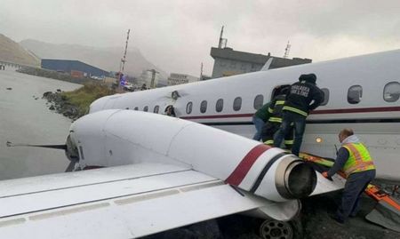 Самолет падна върху магистрала на метри от океана