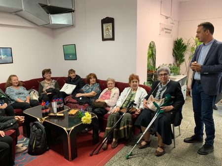 Екип от 33-ма медици, психолози и социални работници ще се грижи за самотните и болни възрастни хора в Бургас