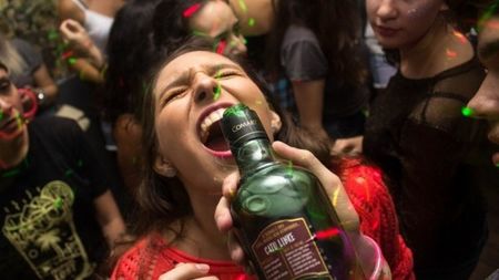 Рядкото здраво препиване е по-безопасно от честото пиене по малко