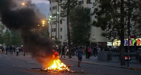 Извънредно положение в Чили заради по-скъп билет за метрото