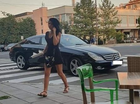 Красива брюнетка от Бургас паркира мерцедеса си на пешеходна пътека и подпали мрежаа (ОБНОВЕНА)