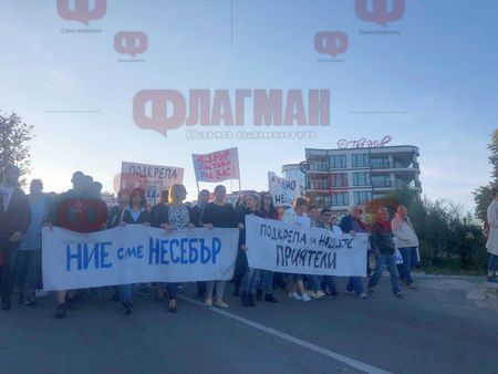 Провлакът към Стария Несебър почерня, над 3 хил. потеглят в мълчаливо шествие