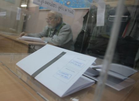 ГЕРБ-Бургас: Председател на СИК подвежда гражданите при гласуване