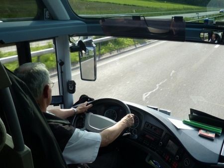 Нафиркан до козирката шофьор седна зад волана на автобус, спипаха го край Сунгурларе