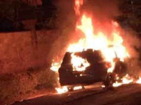 Извънредно! Такси пламна пред УМБАЛ-Бургас, подпали и друг автомобил