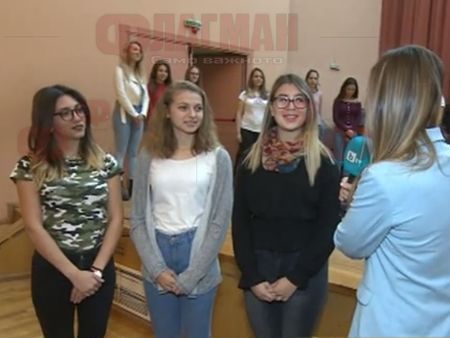 Момичетата, които пеят в мотрисата на метрото: Изненада ни радостта на хората