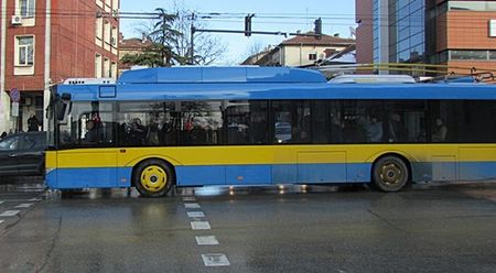Мъж се удари в тролейбус в Русе и загина