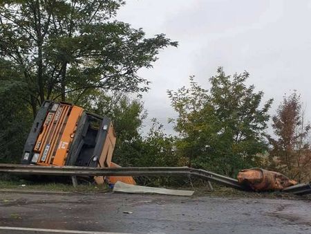 Бетоновоз катастрофира на пътя Айтос-Бургас, потроши мантинелата и се обърна в канавката