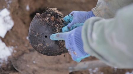 Руснак намери масов гроб с над 60 тела в двора си
