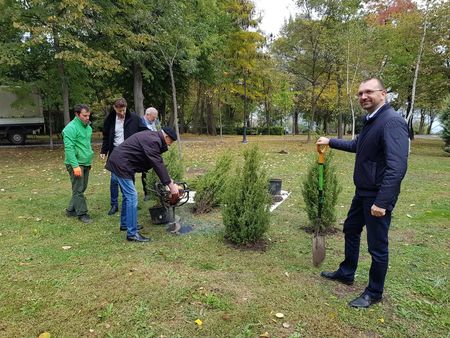 Адвокатската колегия на Бургас с еко инициатива – посадиха 25 дръвчета в Деня на будителите