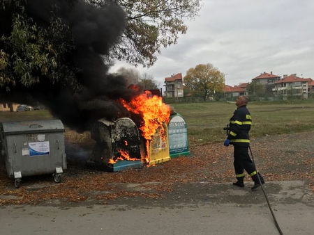 Вандали запалиха контейнери за разделно събиране в Карнобат