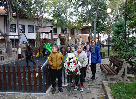 Ученици от несебърското СУ „Любен Каравелов“ почетоха Деня на народните будители