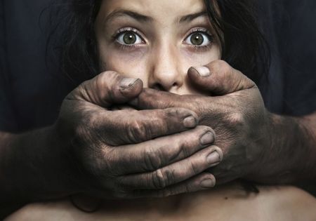Петима мъже насилват тийнейджърка в безпомощно състояние - изнасилване ли е? Не и според законите в тази европейска страна