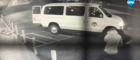 Мъже с откраднат ван изтръгнаха банкомат от стена на магазин