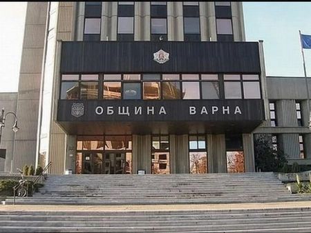 Страшен екшън в ранни зори пред община Варна