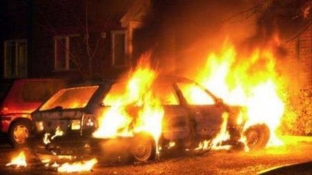 Пироман запали колите си, драсна клечката на Опел и Шкода