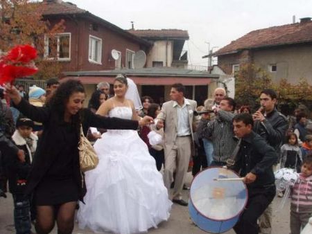Три цигански сватби преобърнаха днешните избори в Сливен