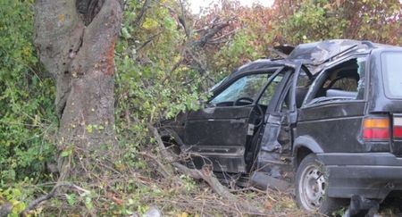 20-годишен шофьор загина на място след удар в дърво
