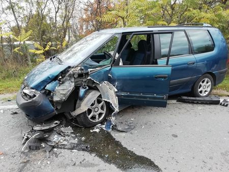 Тежка катастрофа затвори пътя за Созопол, трима са ранени