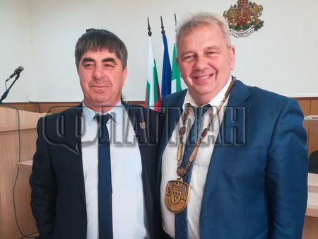 Обединителят Георги Кенов ликвидира ДПС в Сунгурларе, направи най-важния им съветник председател на ОбС