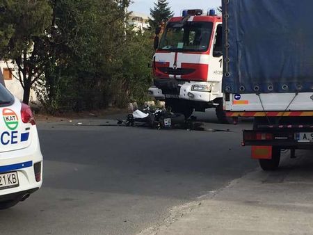 Жестока катастрофа в Слънчев бряг! Моторист се бори за живота си след сблъсък с пожарна (СНИМКИ)