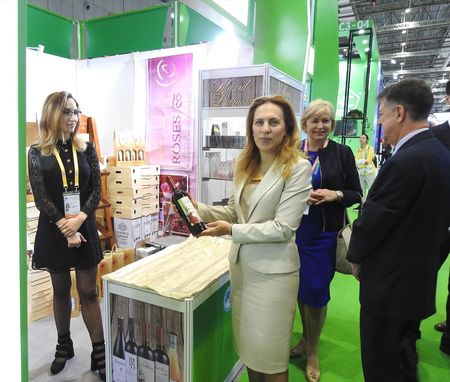 Вицепремиерът Марияна Николова посети българските павилиони в Международното изложение за вносни стоки в Китай