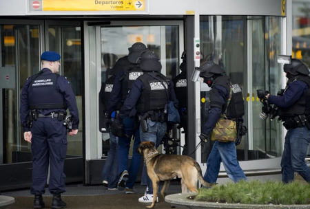 Извънредна ситуация на летището в Амстердам! Въоръжени опитаха да отвлекат самолет