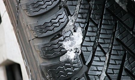 МОСВ зове: Не хвърляйте гумите където ви падне