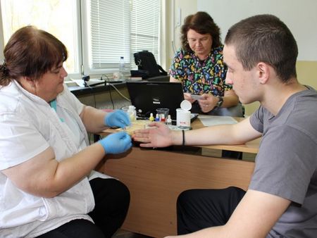 За пример! Ученици от Строителния в Бургас дариха кръв за нуждаещи се пациенти