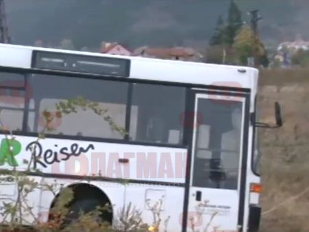 Автобус излезе от пътя край Шипка, след като на шофьора му прилошало