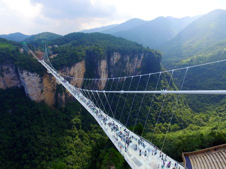 Затвориха стъклените мостове в Китай - били не само страшни, но и опасни