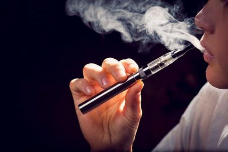 Откриха коя съставка предизвиква тежки заболявания при употребата на електронни цигари