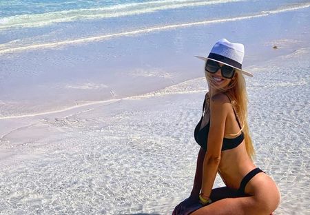 Натали плажува на кубински остров