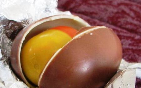 Майка отвори шоколадово яйце и извика полиция! Това, което намери вътре, е шокиращо
