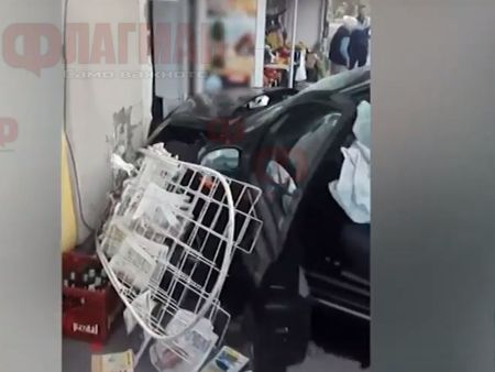 Пияна жена с три висши се вряза с колата си в магазин в Пловдив