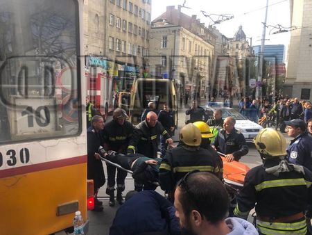Центърът на София блокиран, дерайлира трамвай пред Съдебната палата, тежко ранена е пешеходка