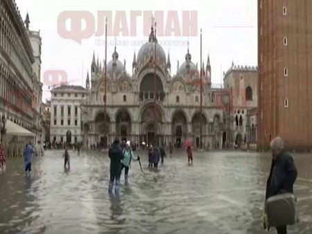 Извънредно положение във Венеция заради проливните дъждове, градът е под водата
