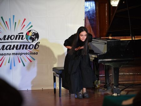 Гордост! Бургаска ученичка се завърна с престижна награда от световен конкурс по пиано в Санкт Петербург