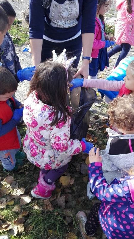 Малчуганите от „Крайморие“ сами почистиха есенните листа в двора на детската градина