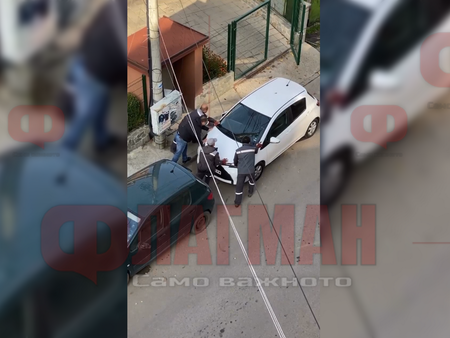 Само във Флагман.бг: Служители на ЧЕЗ бутат паркирани автомобили, за да си наместят аварийната машина в София