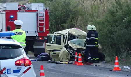 Зверска катастрофа с труп на пътя Ловеч-Плевен, пожарникари вадят тежко ранен