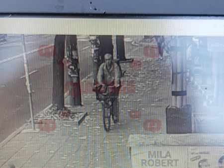 Мъж на колело задигна сак с техника за 3 бона в центъра на Бургас. Разпознавате ли го?