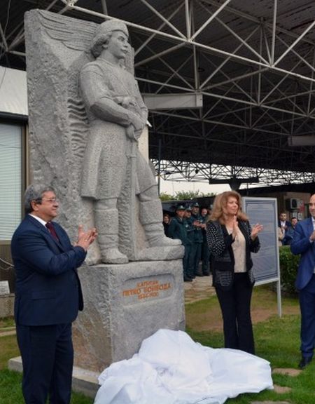 Паметникът на Капитан Петко войвода гледа към Доган Хисар