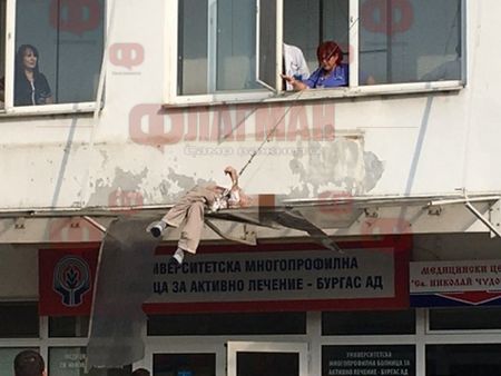 Шокиращо видео от инцидента в УМБАЛ-Бургас - Гражданска защита сваля падналия пациент, жив е